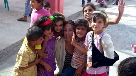Amy Beam surrounded by Ezidi children in Mardin camp